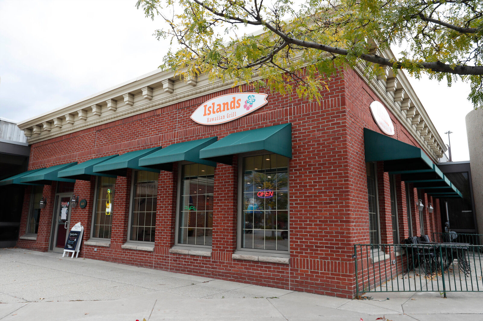 Islands Hawaiian Grill (copy) facade